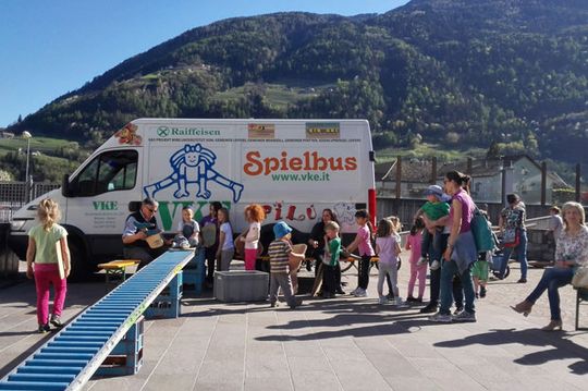 Spielbus für Kinder am Festplatz Algund